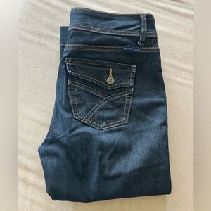 Bandolino Blu preloved capri jeans. Great condition. Dark blue denim. Size 6.